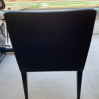 コーヒーテーブルとチェアのセットの画像