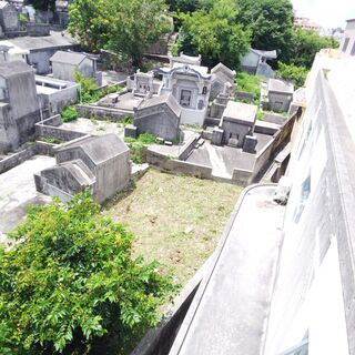 【内間墓地】パイプライン通り近く、市街地に位置する墓地です。お気...