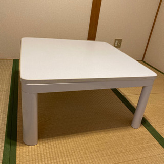 白い机の画像