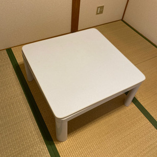 白い机の画像