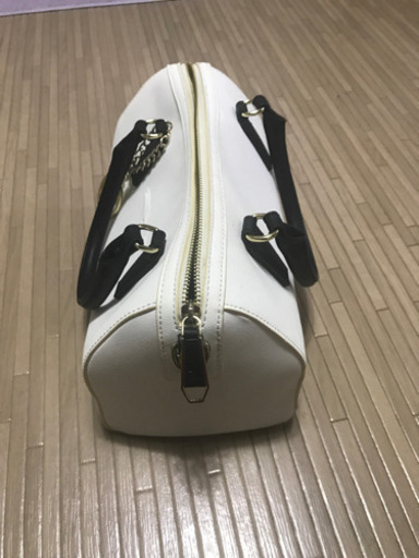 トラサルディ　白バック