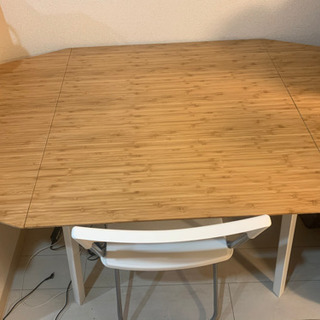 IKEA イケア　ダイニングテーブルと折り畳み椅子２つ