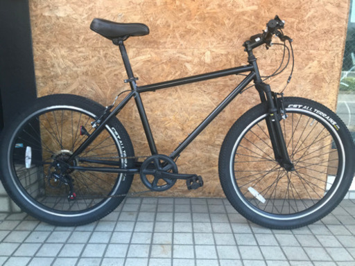 ブラック Fサスペンション付きスポーツ系自転車 モデル名不明 街乗り 通勤 通学