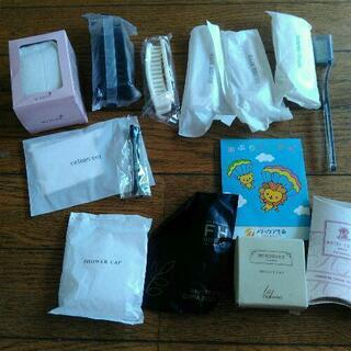 コットン、シャワーキャップ、ヘアブラシ、あぶらとり紙、歯ブラシ
