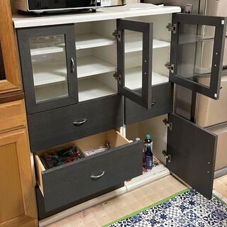 モノトーンの食器棚　２台セット