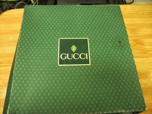 Gucci(グッチ) 鞄　縦横約25センチ　厚さ6センチ　背中に背負うタイプ？です。