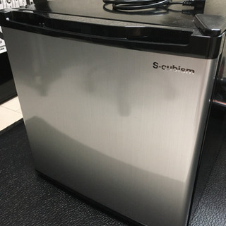 小型冷蔵庫　シルバー&ブラック　デザイン良しの画像