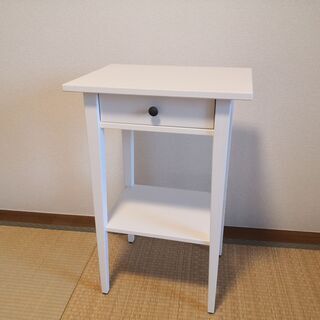 IKEA　ベッドサイドテーブル　HEMNES