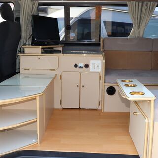キャンピングカー　H25　ハイエース　かーいんてりあ高橋　リラックスワゴン　タイプⅠ　マックスファン　FFヒーター　インバーター　車中泊　キャンプ　リモートワークにも！　モデリスタフロントリップ　社外リアエアロ　架装部用TV　DVDプレイヤーの画像
