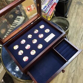 セール中につき、通常特価3,278円より半額の1,639円!　モーニング娘。 オリジナルBOX付き 缶バッジ13個セット　キリンビバレッジ きりり　シリアルナンバー入りの画像