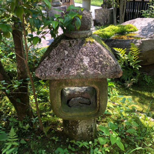 大昔と思われる灯籠・石灯籠・庭園・ガーデニングアイテム