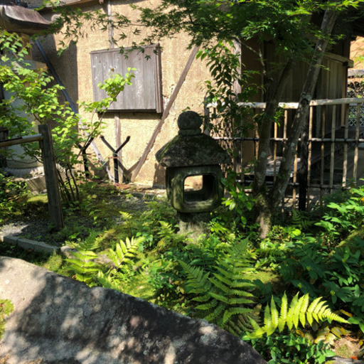 大昔と思われる灯籠・石灯籠・庭園・ガーデニングアイテム