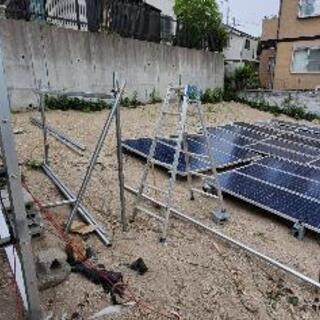 10kw程度 小規模太陽光発電所 単管打ち込みとソーラーパネル固定作業の画像