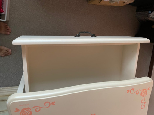 可愛いロココキャビネット