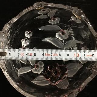 花柄の浮き出たガラスの器セットの画像