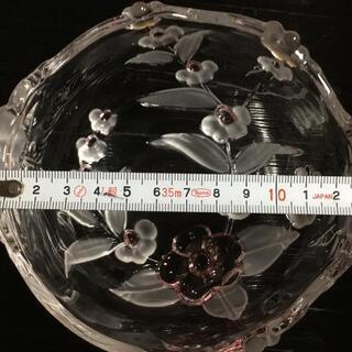花柄の浮き出たガラスの器セットの画像