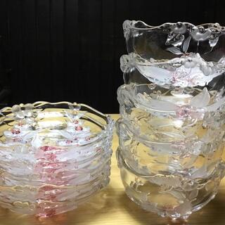 花柄の浮き出たガラスの器セット