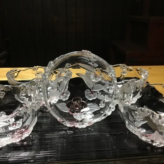 花柄の浮き出たガラスの器セットの画像