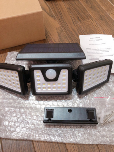 【新品】センサーライト　ソーラーライト 人感センサーライト 70LED IP65防水