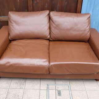 人気の無印良品(MUJI)のフェザーを使用した本革張り2シーターソファー
