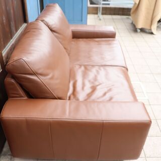 人気の無印良品(MUJI)のフェザーを使用した本革張り2シーターソファー