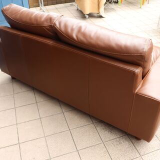 人気の無印良品(MUJI)のフェザーを使用した本革張り2シーターソファー