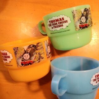 きかんしゃトーマスの収納ケース付き、マグカップ。3つセット。
