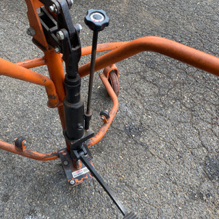 ハンシン ドラム缶運搬機 キャスター 手動 油圧 300kgまでの画像