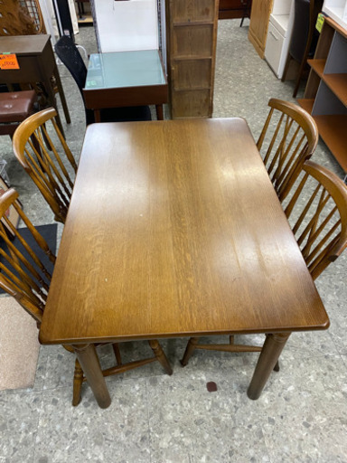 椅子が素敵なダイニングセット　机、椅子×4