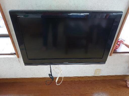 32インチREGZA壁掛けテレビ