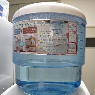 ウォーターサーバーと ライフボトル4L 4つの画像