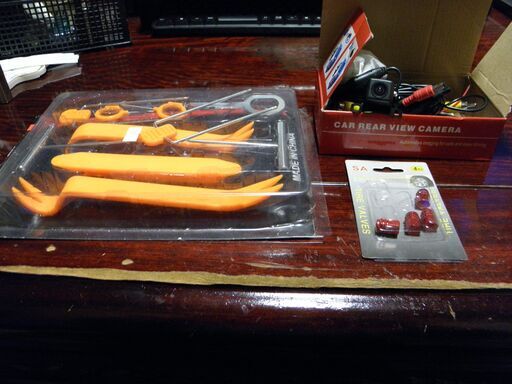 バックカメラ・パネル外し・バルブキャップ（赤）・リジットラック・バッテリー充電器・リジットラック2個1組・ポリッシャー・フロアリフト等