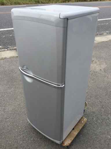 中古　2003年製　冷蔵庫　2ドア　136L   幅49　　奥行59.7　　高さ121.1　 （ｃｍ）　シルバー色