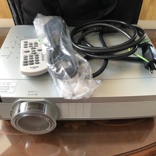 Canon LV-8320 KIC ケイアイシーKPR-80 プロジェクターとスクリーンのセットの画像
