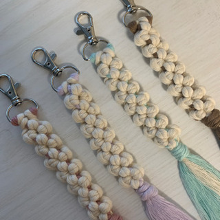 マクラメフラワーキーホルダー(白メイン)