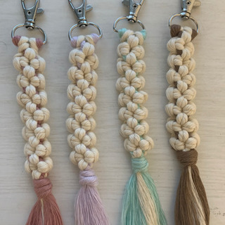 マクラメフラワーキーホルダー(白メイン)の画像