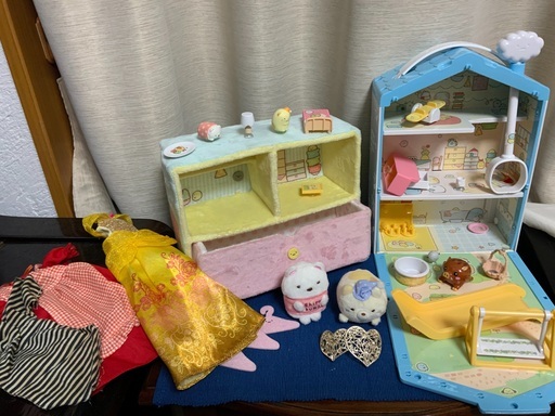 お値下げしました！すみっこぐらし　クローゼット　持ち運び　ハウス　人形　　リカちゃん\u0026ディズニー洋服　セット