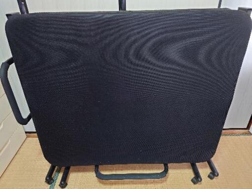 セミダブルサイズの折りたたみベッド　パイプ