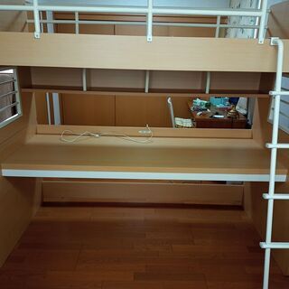 ロフトベッド　大きなデスクの上がベッドになっています