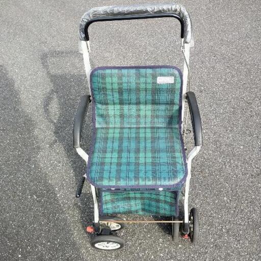 おばあちゃんの買い物用手押し車