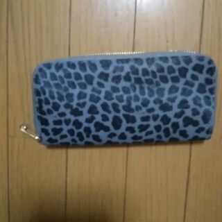 長財布　婦人　グレー　ヒョー柄　未使用　チャック式　左右にカード...