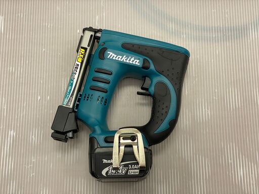 【未使用保管品】マキタ　ST110DRF　充電式タッカ 14.4V 【バッテリー+充電器付き】
