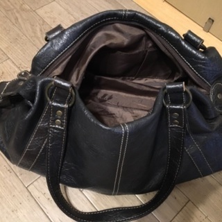 マットなオシャレなブラックのハンドバッグ＊の画像