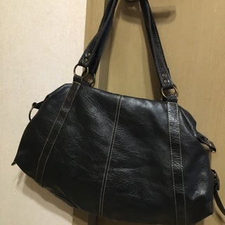 マットなオシャレなブラックのハンドバッグ＊の画像
