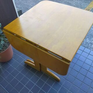 【着払い対応可能！！旧鹿児島市内送料無料】 リサイクルストアスターズ城西店ナフコ　二人掛け折りたたみダイニングテーブルの画像