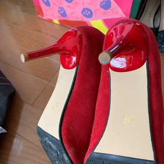 赤スウェード パンプスの画像