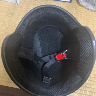 黒のジェットヘルメットの画像