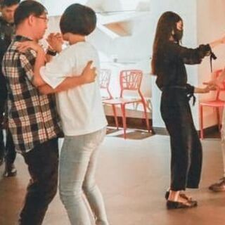 ∪∩∪　ラテン音楽に合わせて踊る