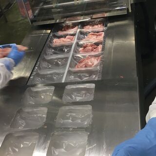 食品工場鶏肉製造 準社員 スタッフ(盛付､値付け､仕分け業務)の画像
