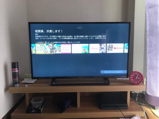 テレビ台と1人用の木製テーブル